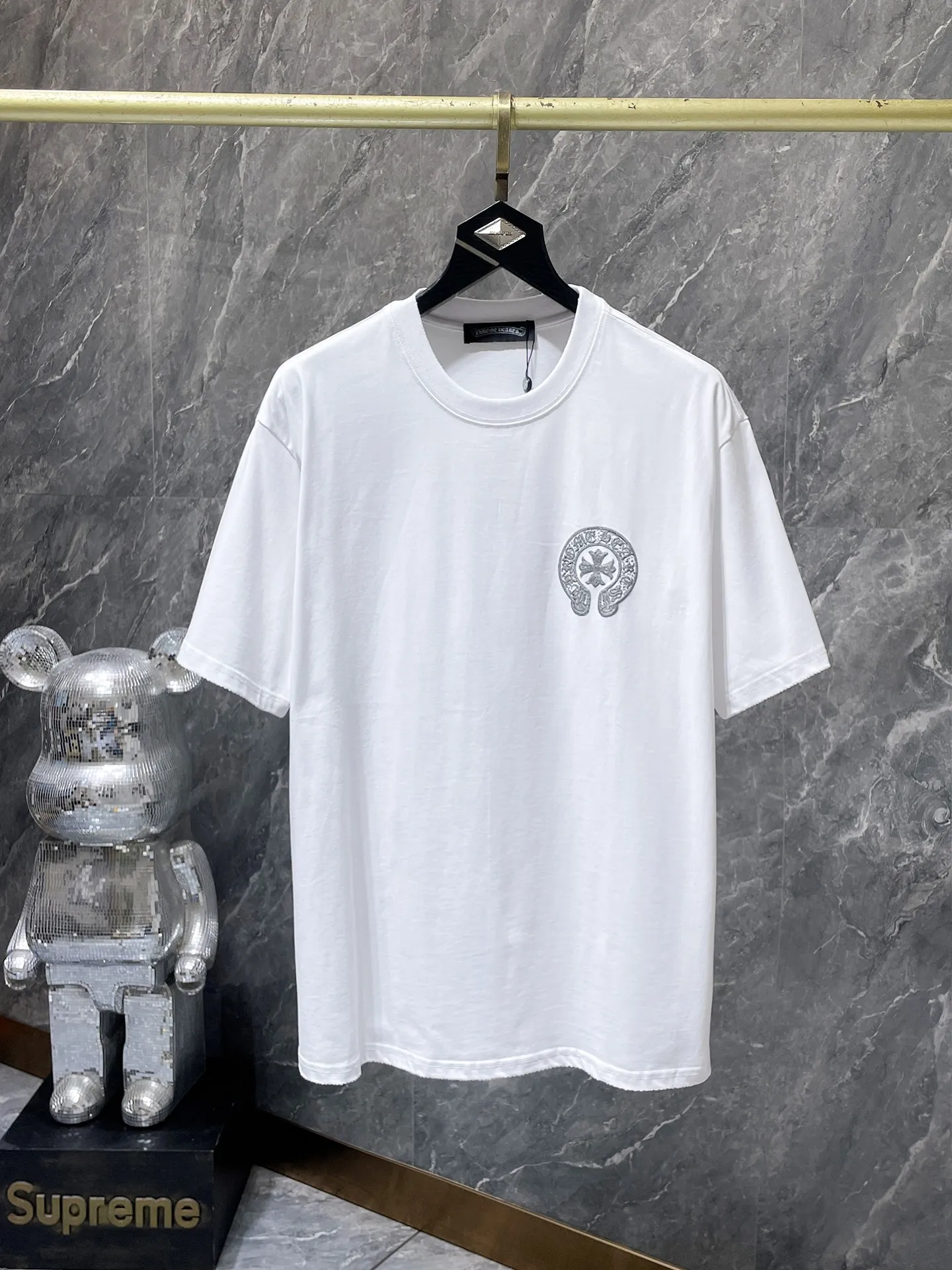 P150 New Chrome Hearts 25ss high version in summer. High gram weight, environmentally friendly and high-quality top fabric. 275g~270g. Chrome retro high-end worn short sleeves. Counter synchronization. Re-engraved version 1:1. Recommended color: black white. Size: S, M, L, XL.